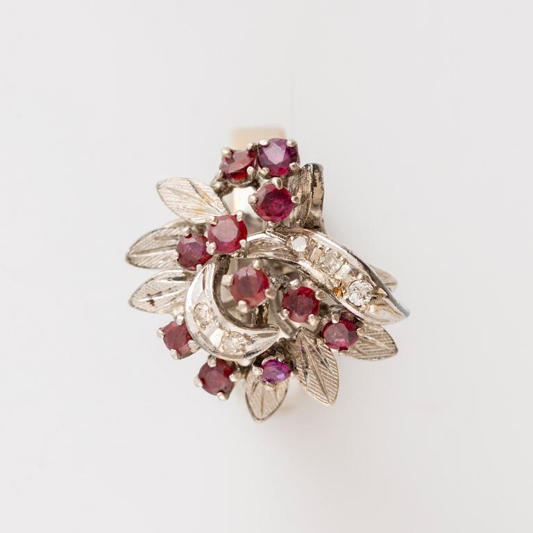 Ring vitguld med rubiner och små briljantslipade diamanter.