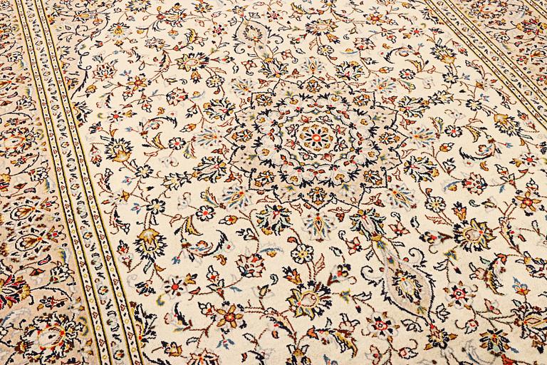 A Kashan carpet, c. 295 x 197 cm .