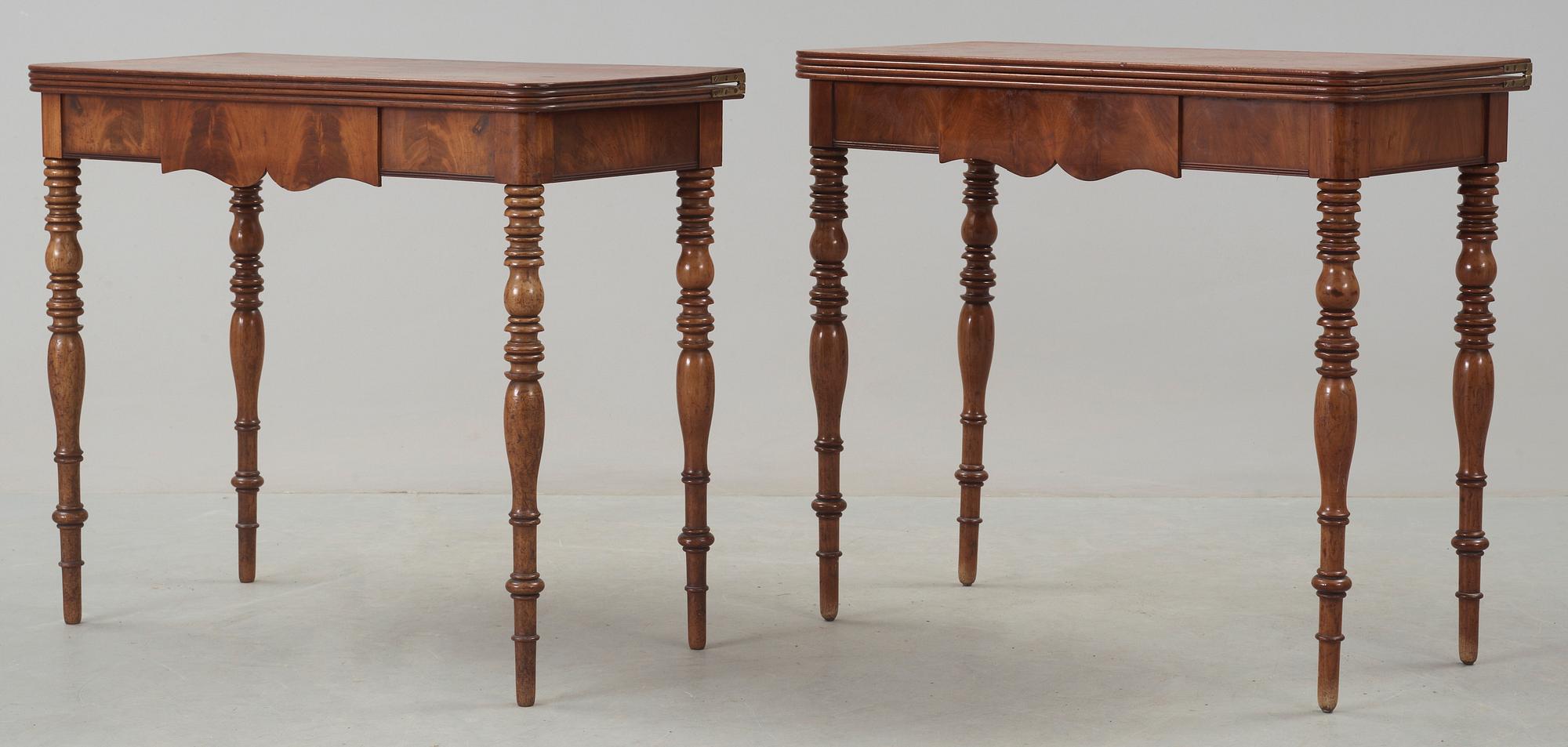 SPELBORD, ett par, Karl Johan. Stockholm. En etikettmärkt tapetserare A. Hyllengren.