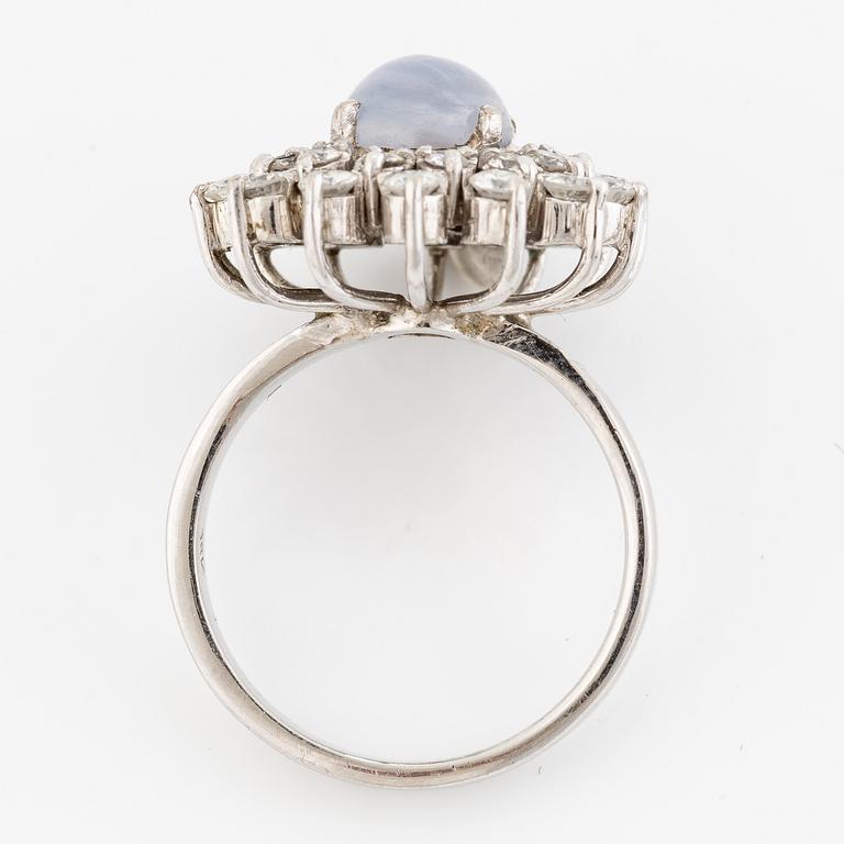 Ring, 18K vitguld med cabochonslipad stjärnsafir och briljantslipade diamanter.