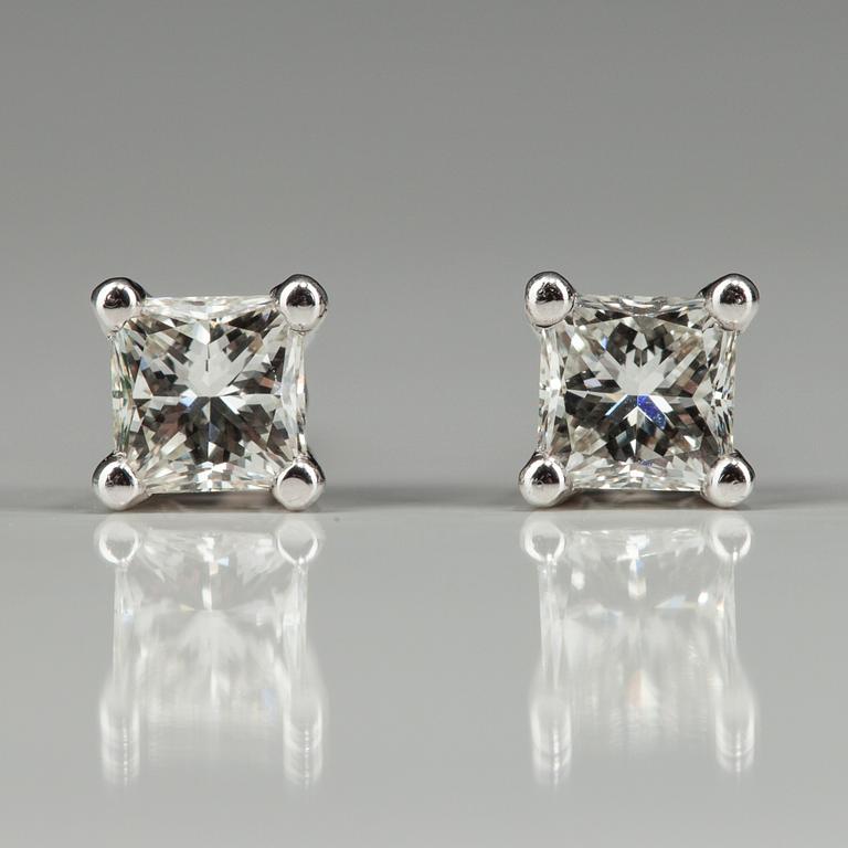 ÖRHÄNGEN, vitguld 18K, prinsesslipade diamanter, tot. 0,50 ct. J/VS. Vikt 1,5 g.