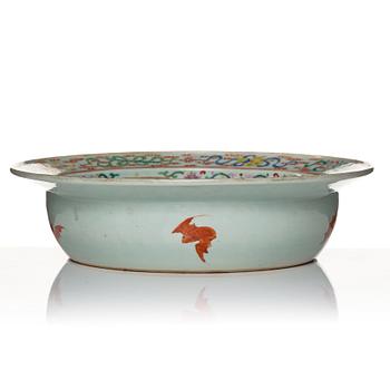 A large famille rose basin, Qing dynasty, 19th Century.