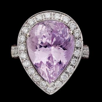 1174. RING, drop cut kunzite, 13.40 cts and brilliant cut diamonds, 1.03 cts, and pink sapphires, 0.52 cts.