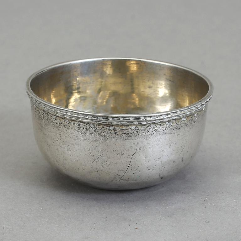 TUMLARE, silver, med otydlig stads och mästarstämpel, 1779. Vikt ca 19 g.