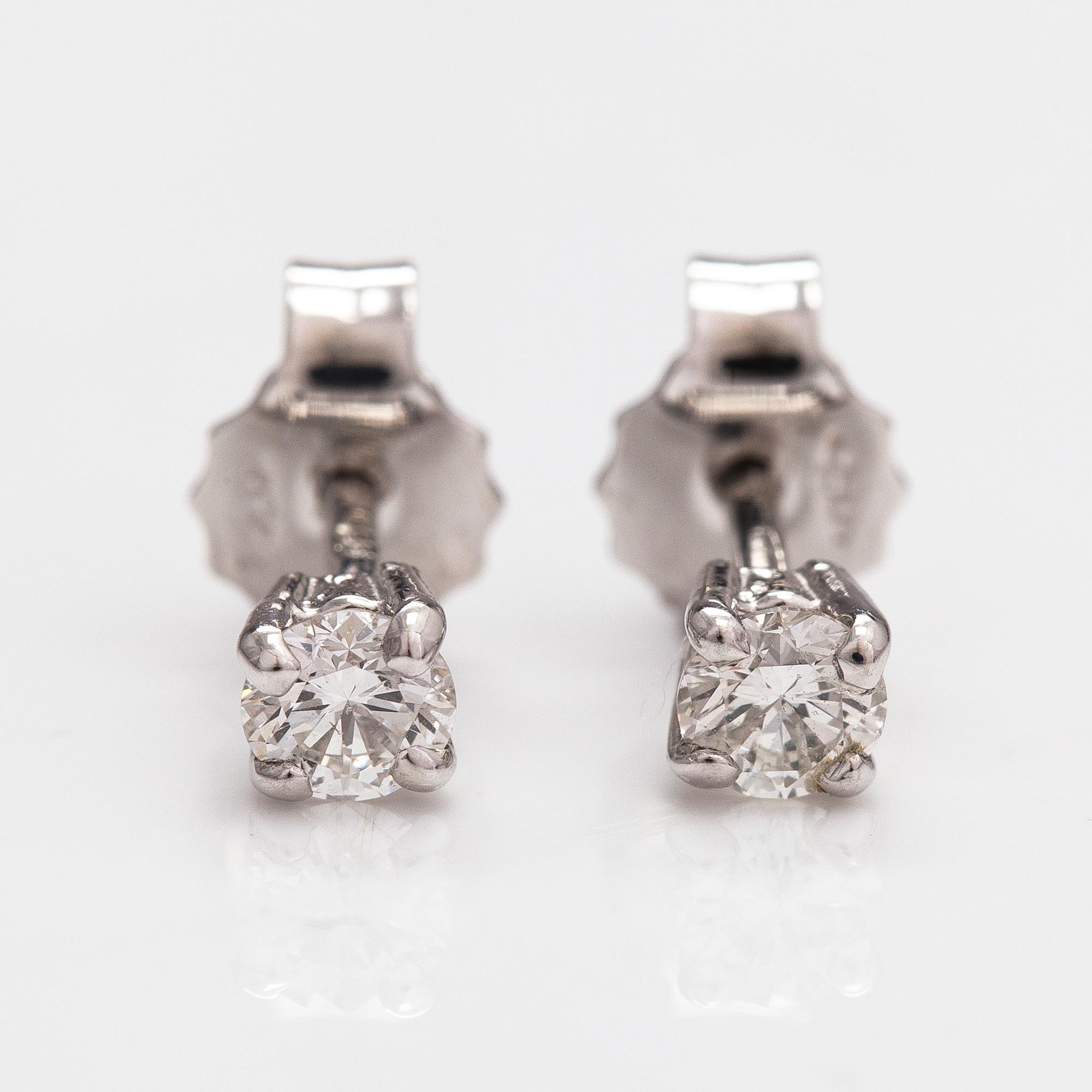 A pair of 18K white gold earrings with diamonds ca. 0.40 ct in total.