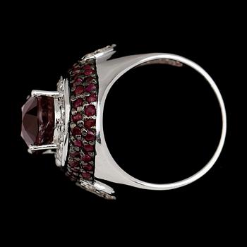 RING, sterlingsilver, rubiner tot ca 8.00 ct, safirer tot ca 1.00 ct. Vikt ca 8,7 g,