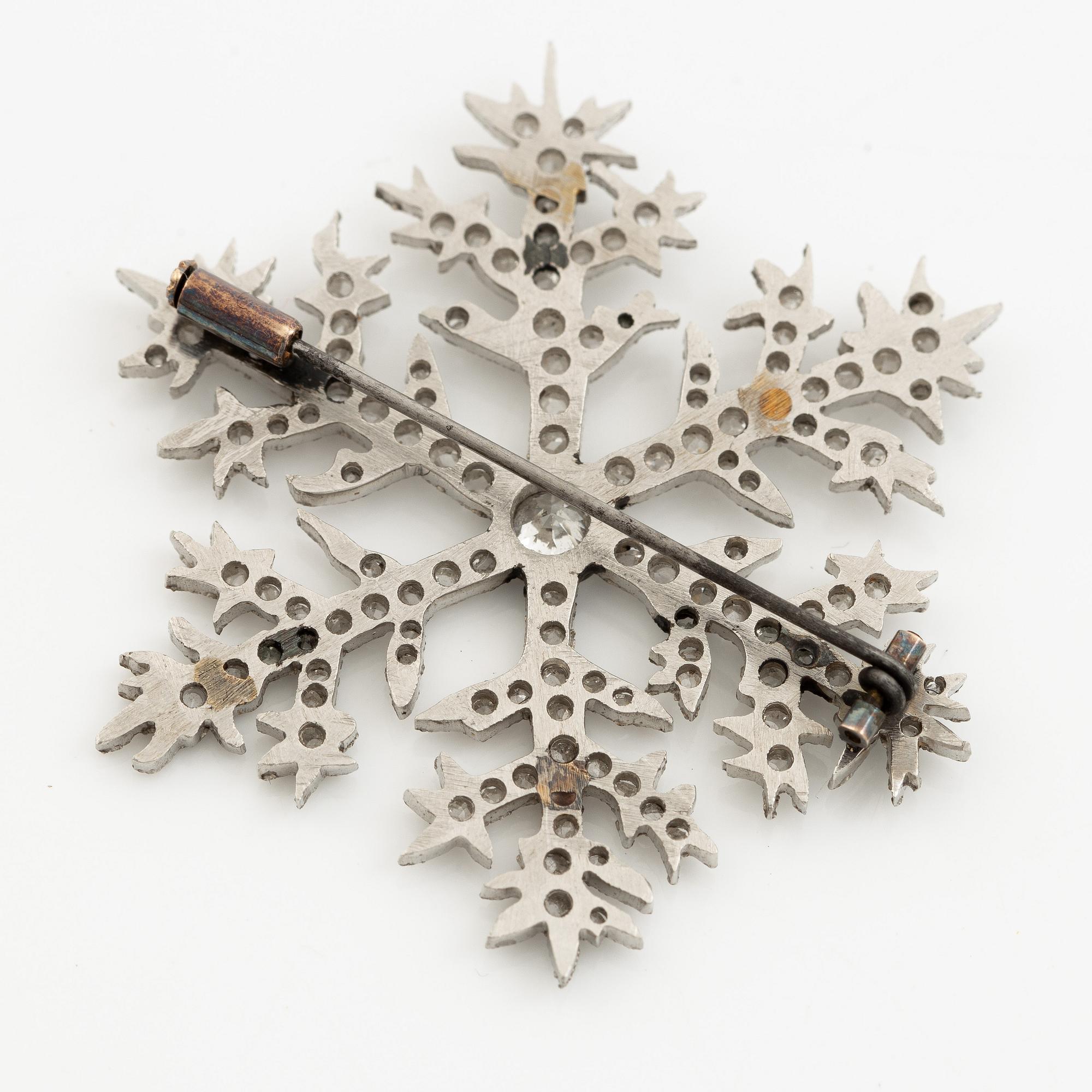 Brosch i form av en snöflinga, design av Alma Pihl, för Fabergé.