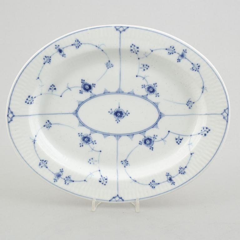 Serveringsfat, två stycken, samt sil till fiskfat, porslin, "Musselmalet", Royal Copenhagen.