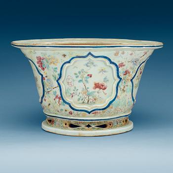 1798. A famille rose flower pot, late Qing dynasty.