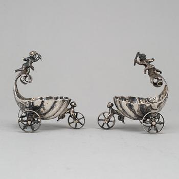 A pair of silver salt cellars, 19th/20th century.