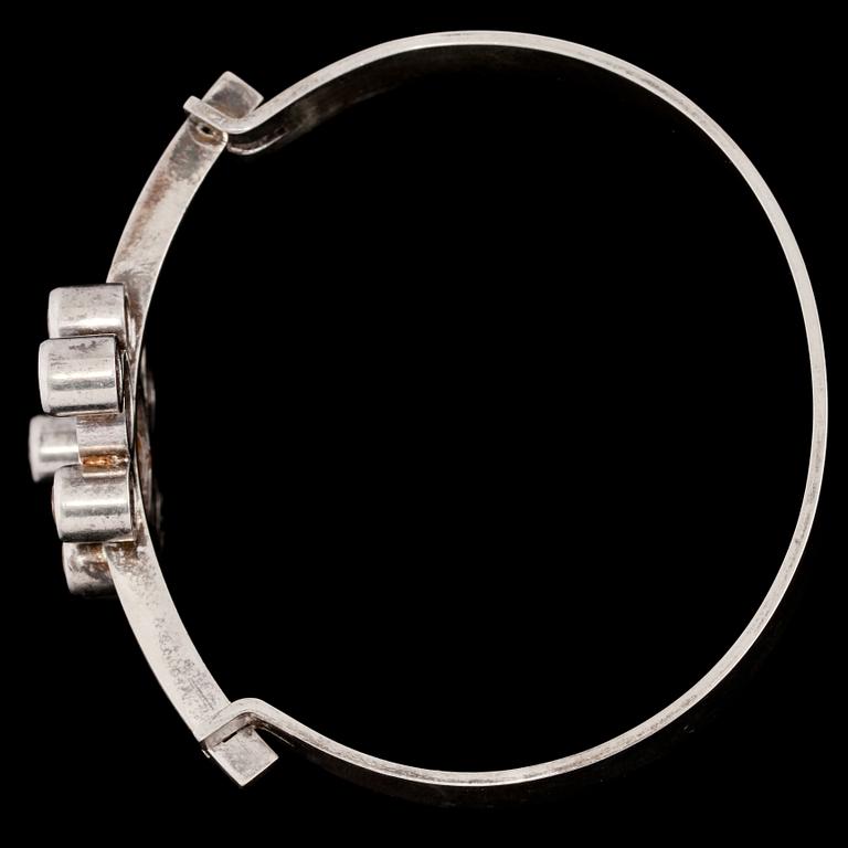 ARMRING, sterlingsilver med 9 fasettslipade bergkristaller, Kupittaan Kulta, Finland. Vikt 32 g.
