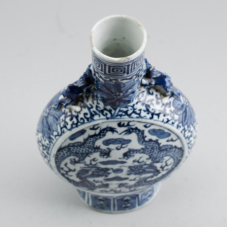 PILGRIMSFLASKA, porslin, Kina, sannolikt 1800-tal.