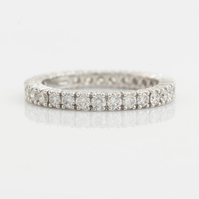 Ring with brilliant-cut diamonds.