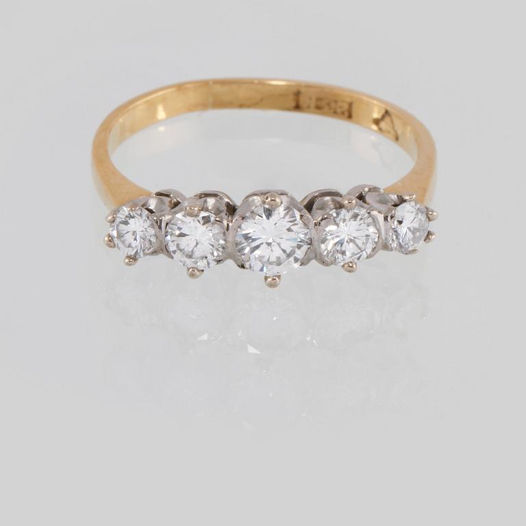 RING, 23K guld med 5 briljantslipade diamanter 0.71 ct. Vikt 2,6 gram.
