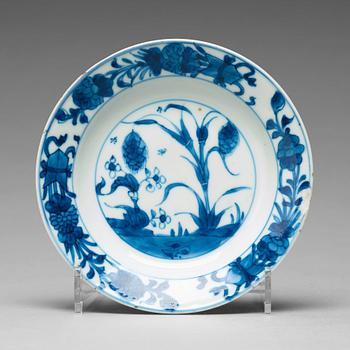 654. A blue and white dish, Qing dynasty, Kangxi (1662-1722). With Johanneum mark.