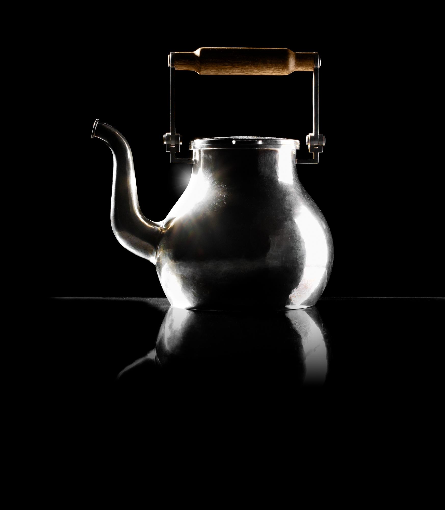 A Sigurd Persson sterling teapot, executed by Lars Munkhammmar, Stockholm 1988.