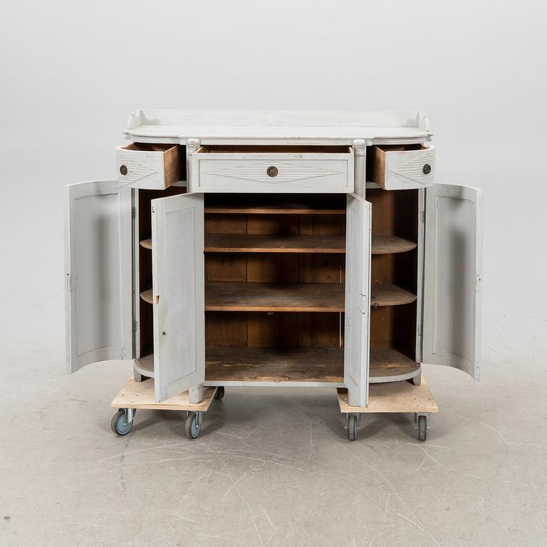 Skänk sengustaviansk tidigt 1800-tal.