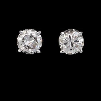 ÖRHÄNGEN, 1 par, 14K vitguld, briljantslipade diamanter tot ca 0.40 ct.