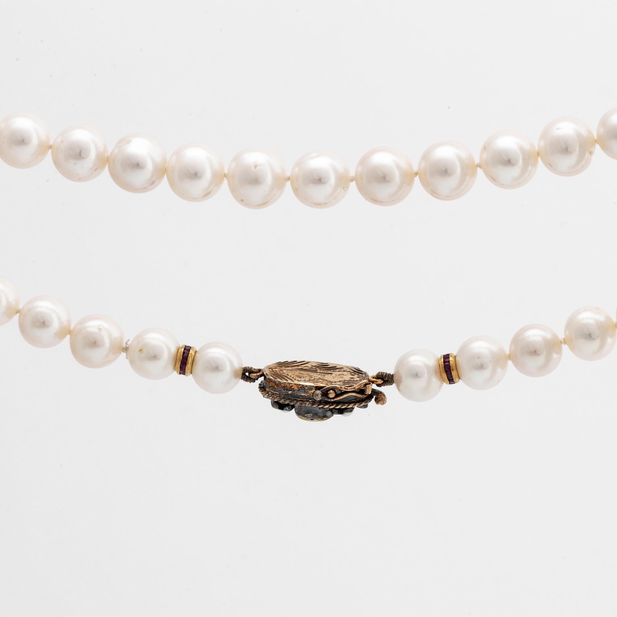 Pearl necklace cultured freshwater pearls, clasp 18>k gold, silver w red-brown stone amd rose-cuts.