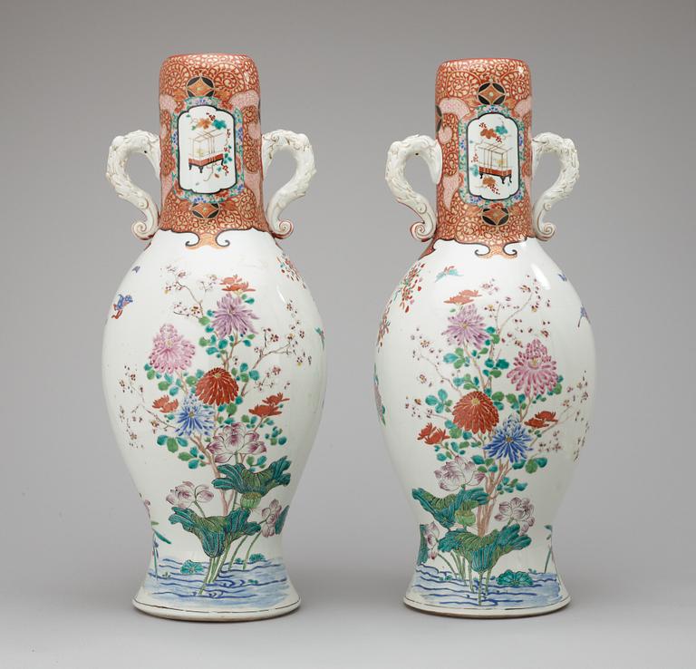 GOLVVASER, ett par, porslin. Japan 1900-talets första hälft.