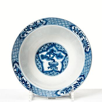 Skål, porslin. Qingdynastin, med Kangxis märke och period (1662-1722).