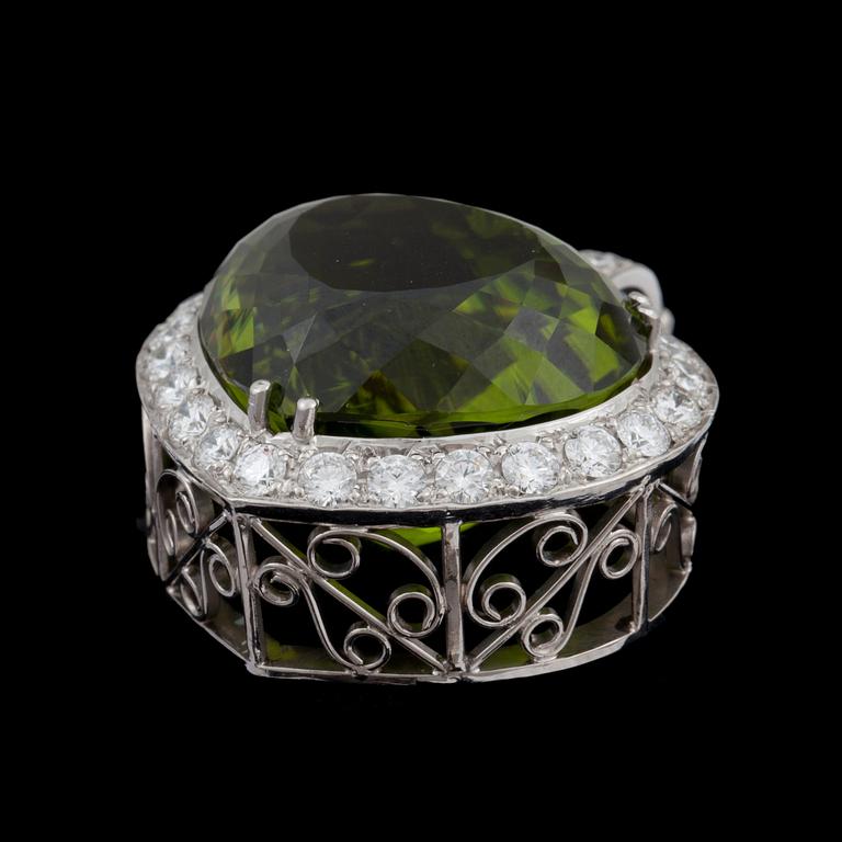 HÄNGE och KEDJA. Hänge med peridot ca 45.00 ct samt briljantslipade diamanter totalt ca 1.50 ct.