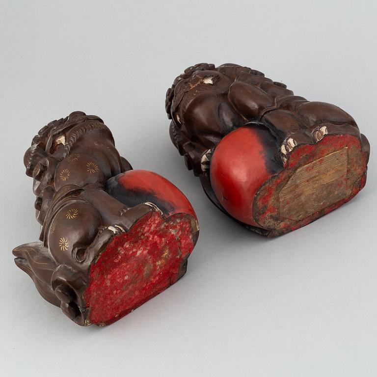 A pair of Japanese book ends, 20th Century.