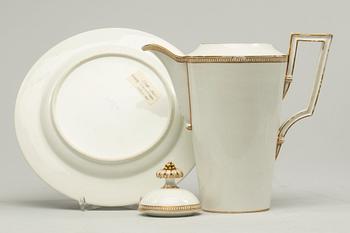 KAFFEKANNA samt TALLRIK, porslin, okänd tillverkare resp Meissen, Marcolinis-period(1774-1814).