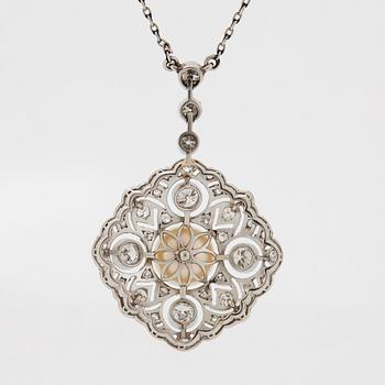 Hängsmycke platina med en boutonpärla samt gammal- och rosenslipade diamanter.