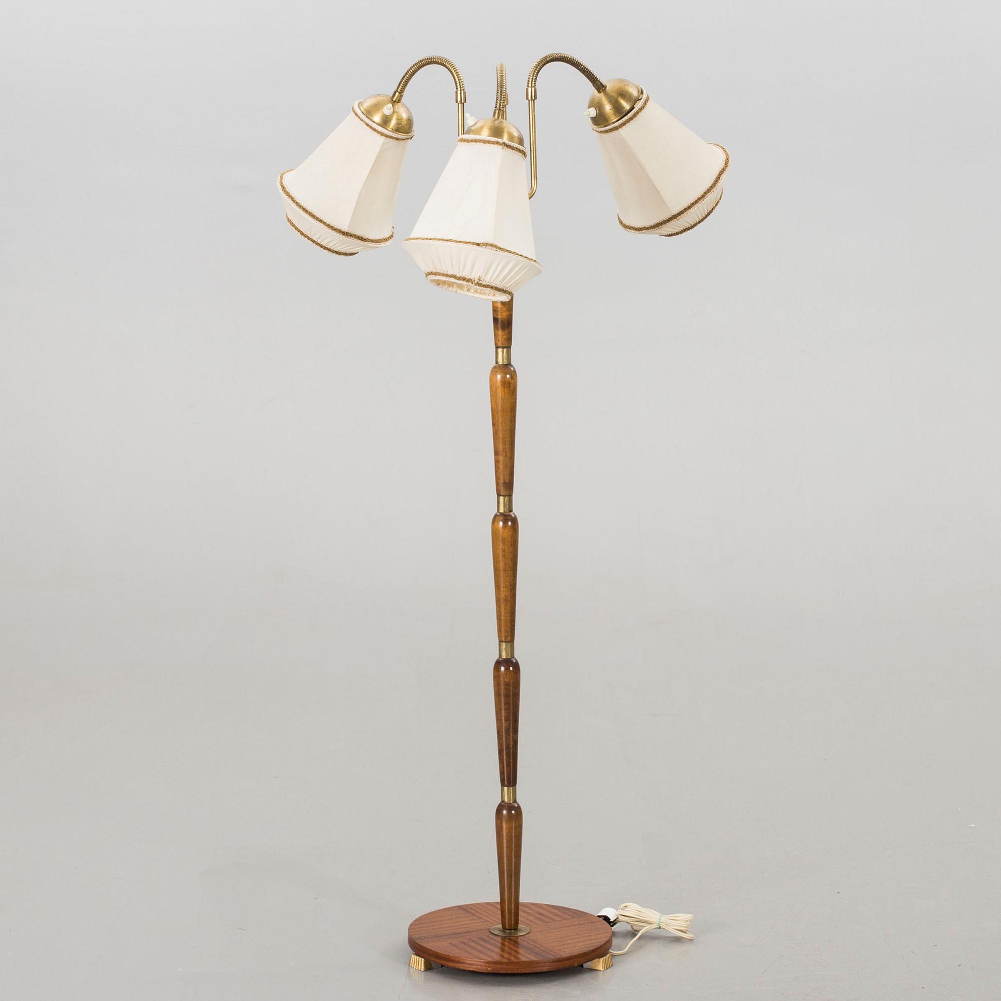 A PAGOS 1940-50'S FLOOR LAMP.