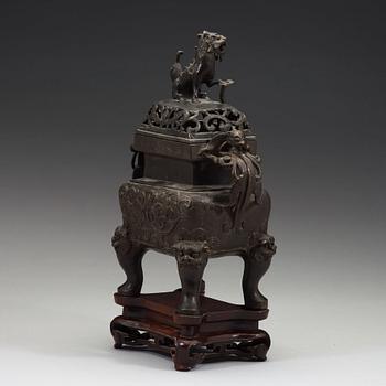 RÖKELSEKAR med LOCK, brons. Kina,  Qingdynastin, 1600/1700-tal, på träställ.