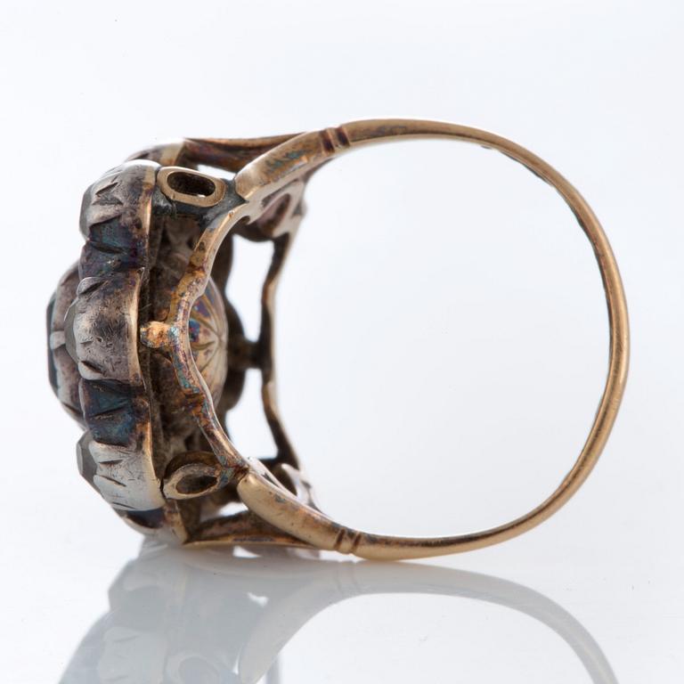 Ring med en smaragd och gammalslipade diamanter.
