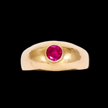 RINGAR, 2 st. 18k guld med fasettslipade röda stenar. 1923 resp 1965. Vikt tot 3,1 g.
