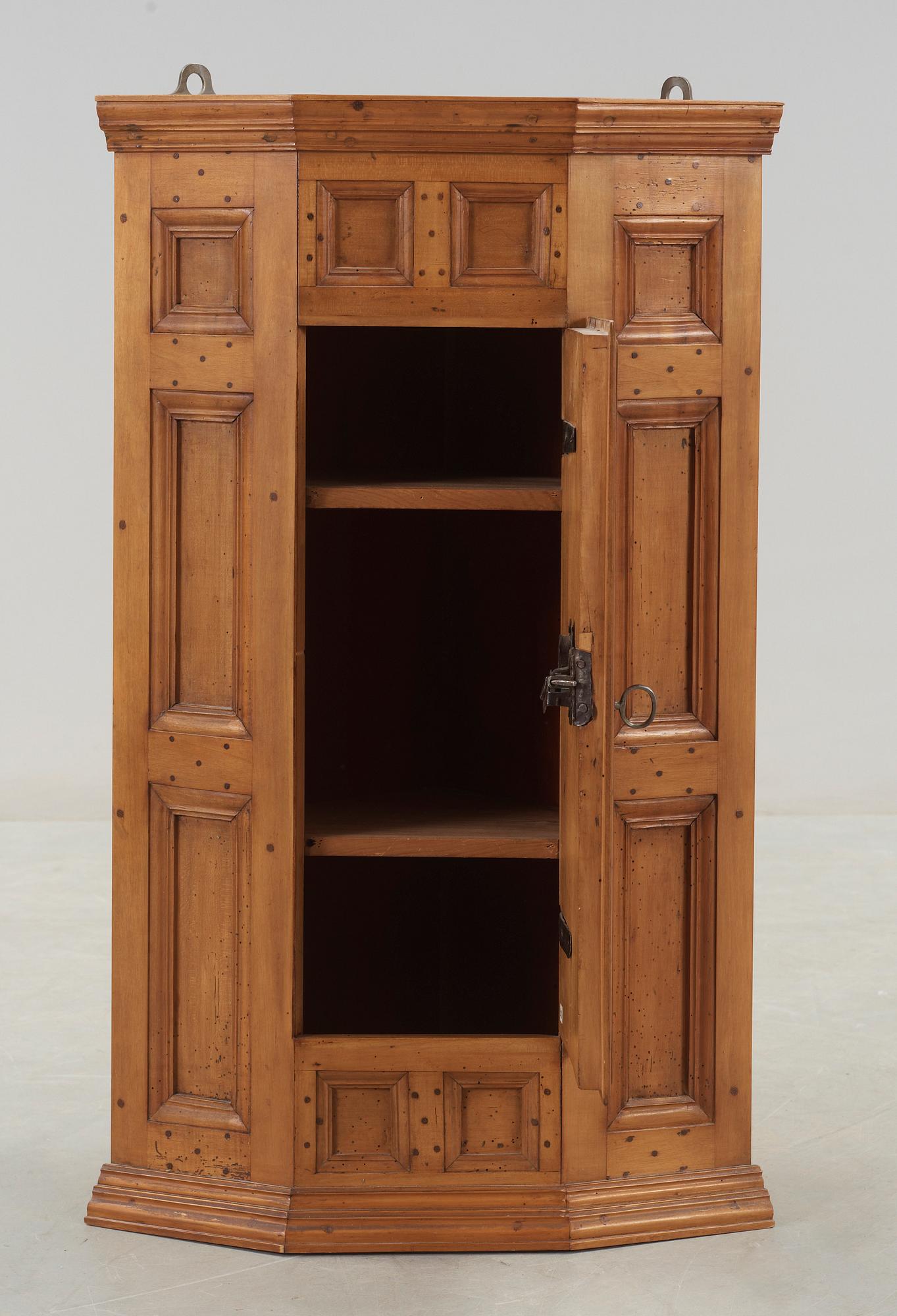 HÖRNSKÅP, 1700-tal.