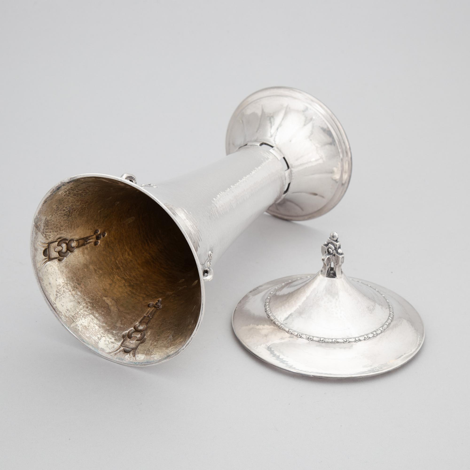 Pokal med lock, silver, 1900-tal, stämplad EM O Möller.