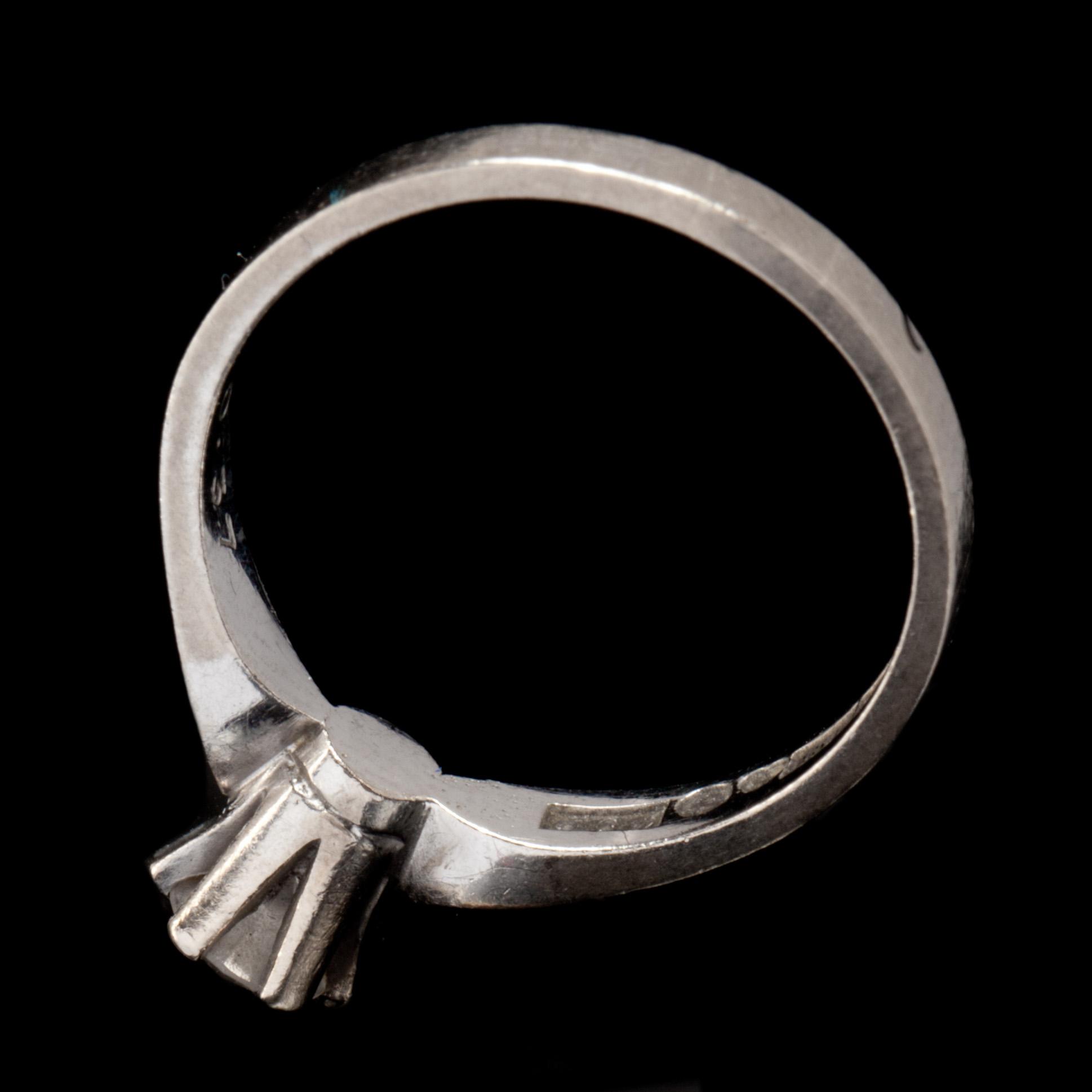 RING, 18k vitguld. Diamant 0.37ct. 1993.