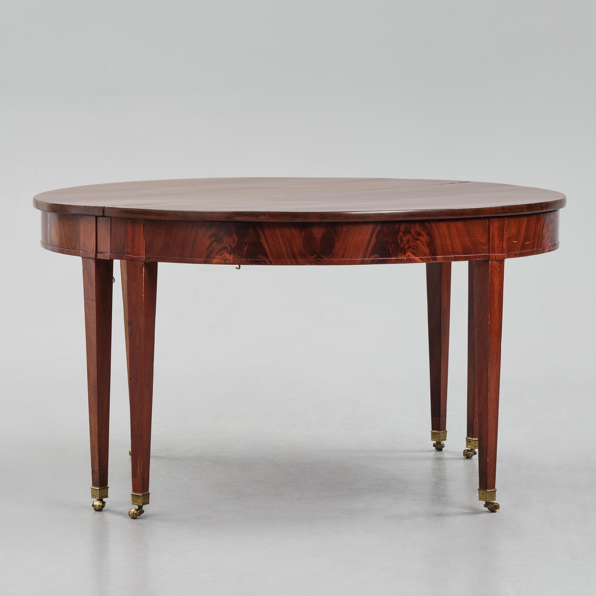 An English mahogany George III-style dining table, 19th century.
