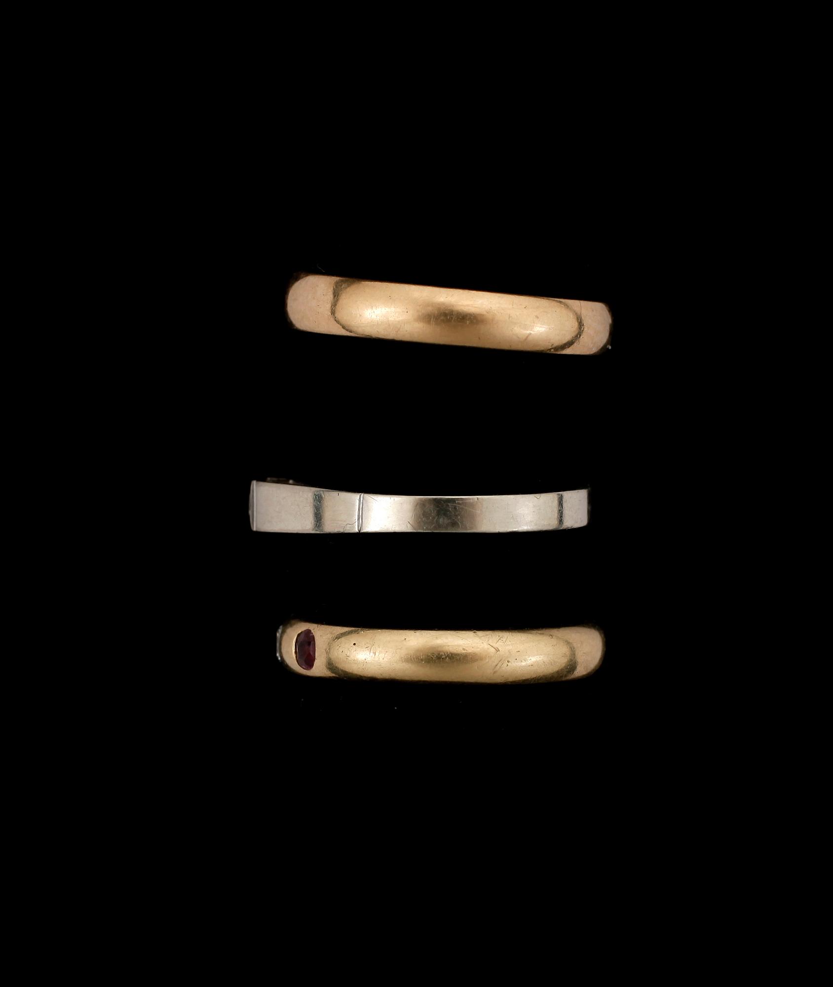 RING, 3 st, 18k guld med diverse stenar. Total vikt ca 10,2 gram.