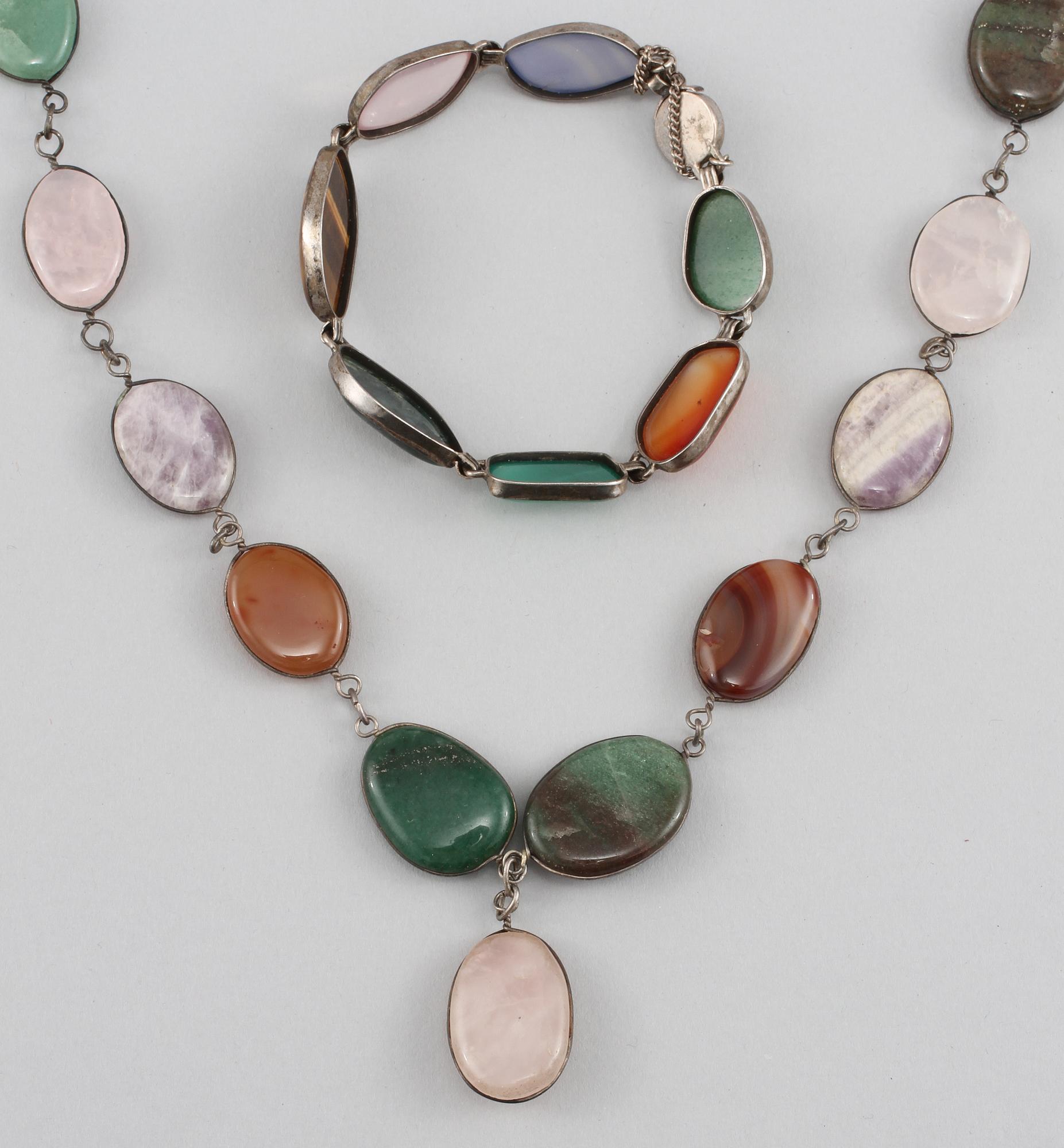 COLLIER SAMT ARMLÄNK, silver samt vitmetall med olikfärgade stenar, delvis imporstämplat, omkring 1900-talets mitt.