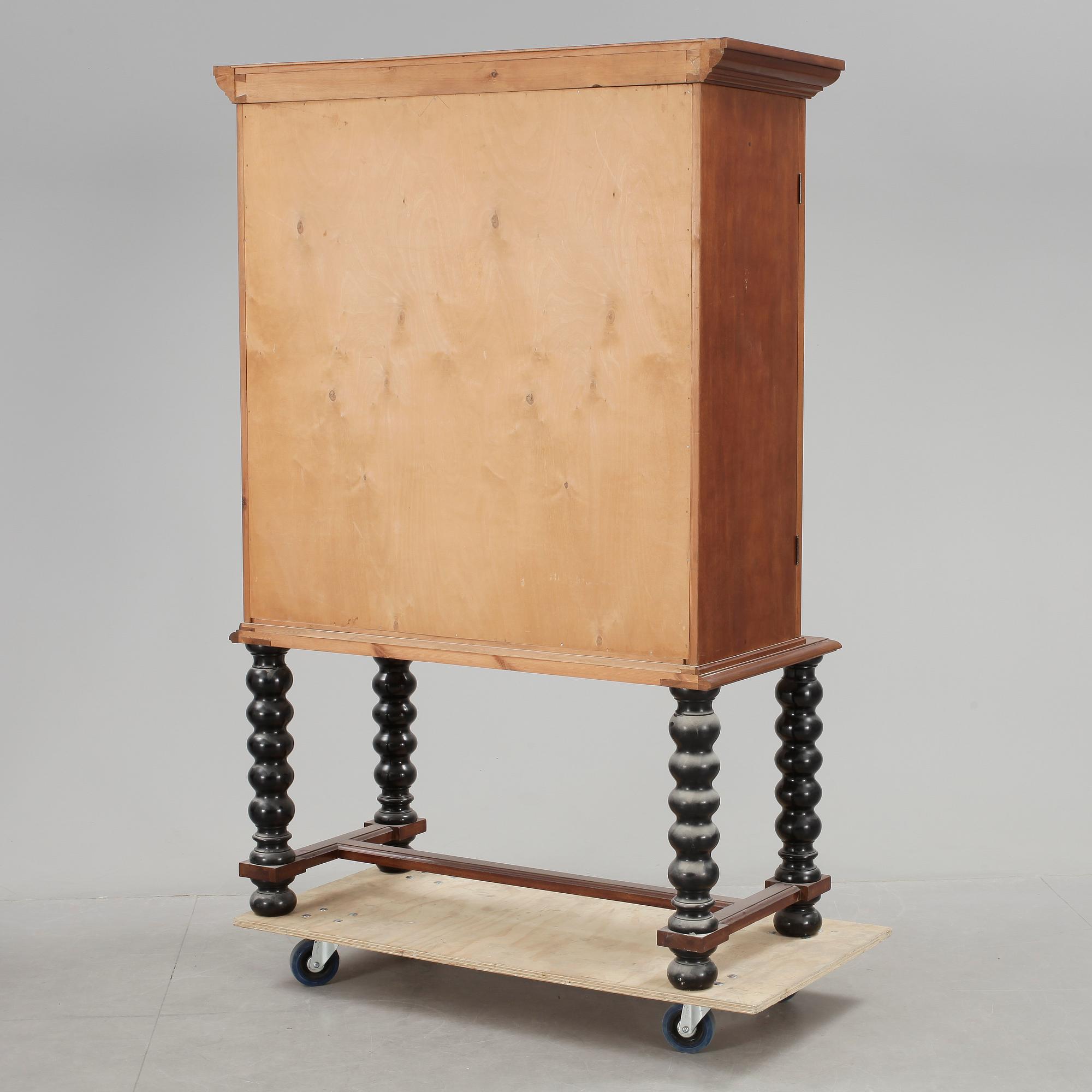 BOKSKÅP, barockstil, 1900-talets andra hälft.