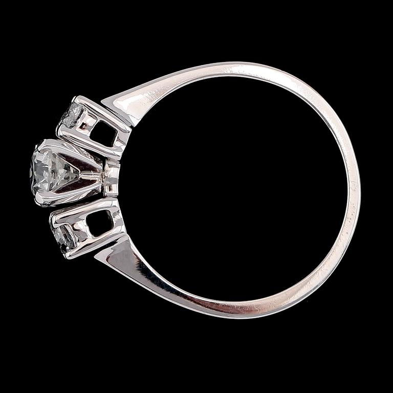 RING, 14K vitguld, diamanter tot ca 0.88 ct.