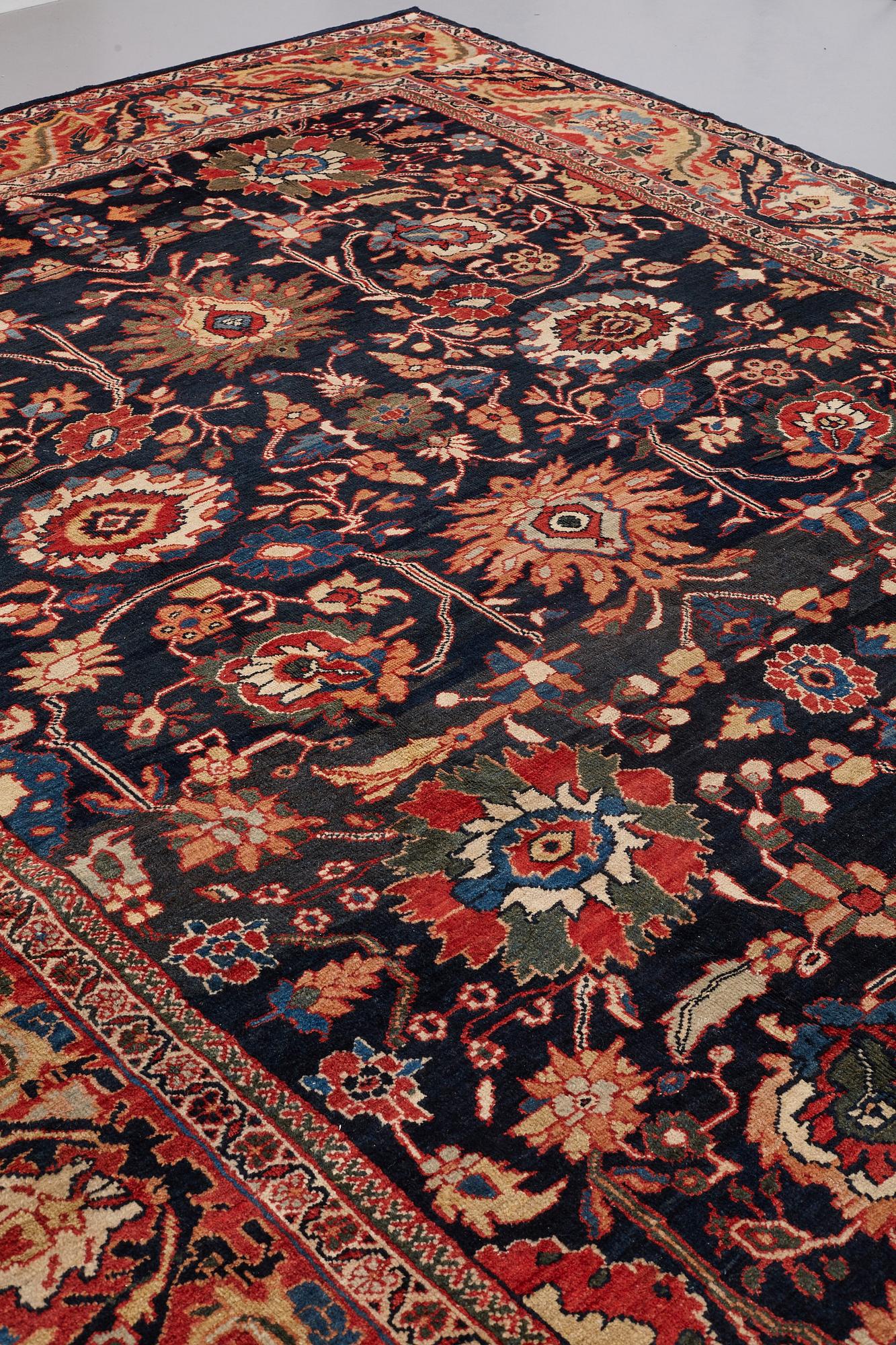 MATTA, antik Ziegler Mahal, ca 417,5 x 326 cm (samt en kortsida med 2 cm slätväv).