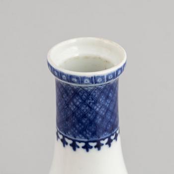Vas, porslin. Qingdynastin, Jiaqing (1796-1820).