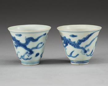 BÄGARE, två stycken, porslin. Ming dynastin, 1600-tal.
