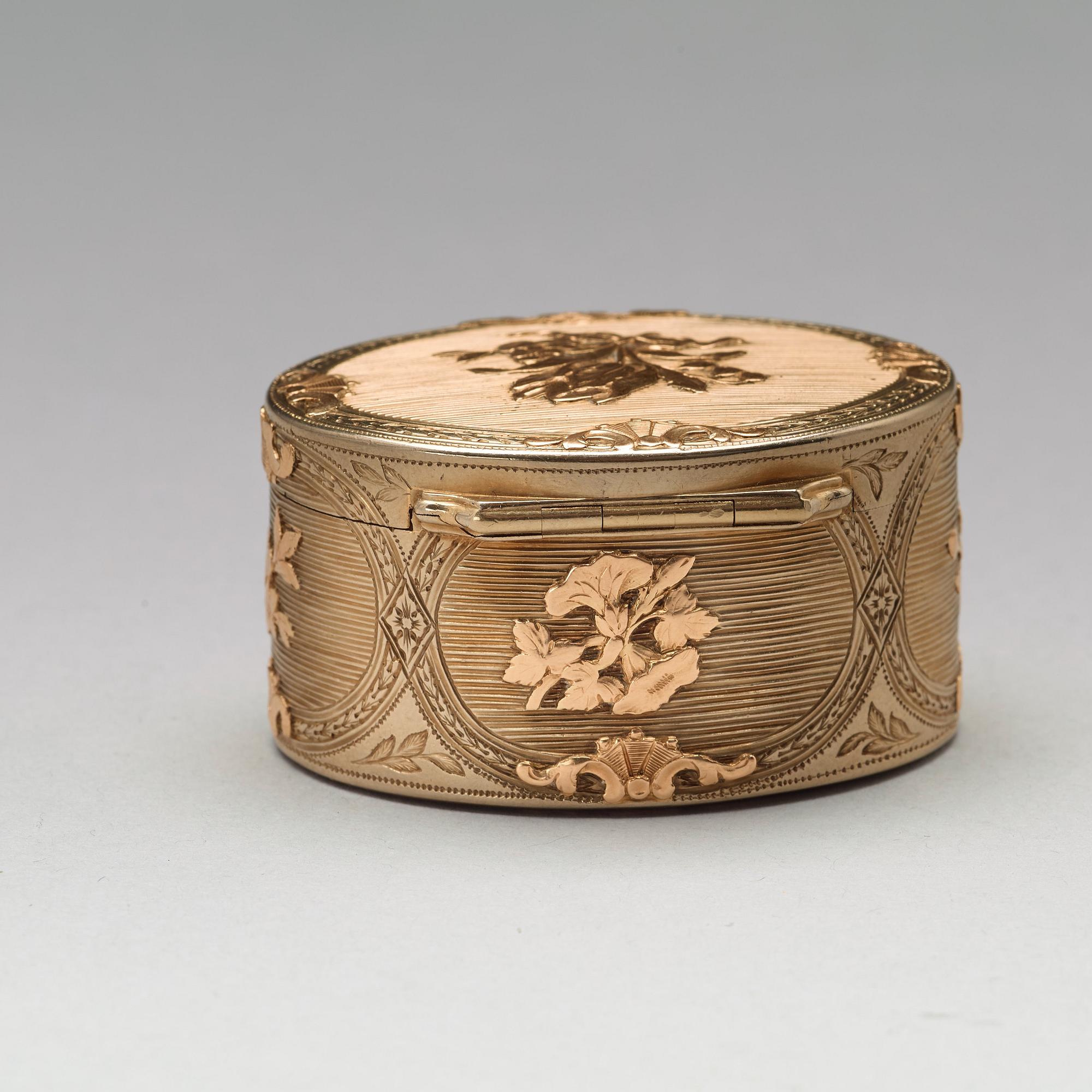 Jean-Charles Dubos, dosa, guld 18k, Paris 1758, kontrollör Eloy Brichard.