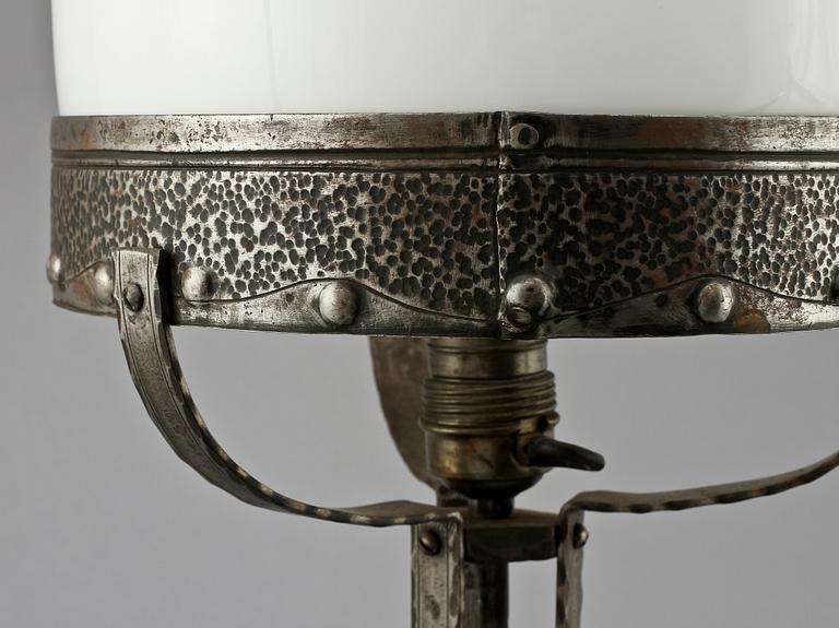 BORDSLAMPA, s k "Strindbergslampa", jugend, 1900-talets första kvartal.