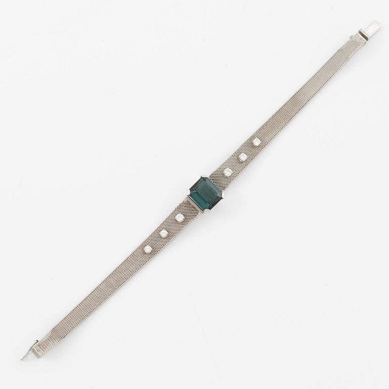 Armband 18K vitguld med en fasettslipad turmalin och runda briljantslipade diamanter.