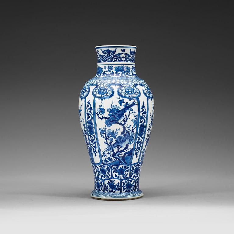 VAS, porslin. Qingdynastin, Kangxi (1662-1722).