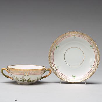 BULJONGKOPPAR med FAT, tre stycken samt FAT, porslin. "Flora Danica", Royal Copenhagen, Danmark, 1900-tal.