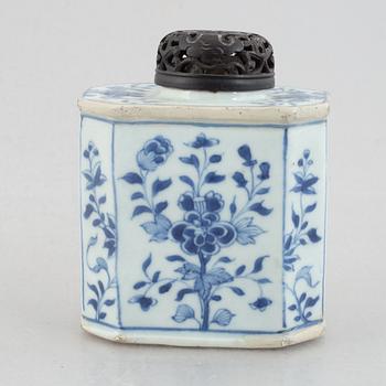 A group of 11 Chinese export porcelain pieces, Qing dynasty, 18th century.